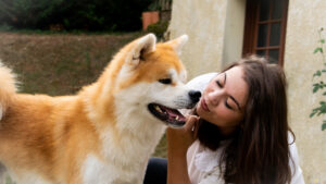 Amandine qui fait un bisou à Tozan