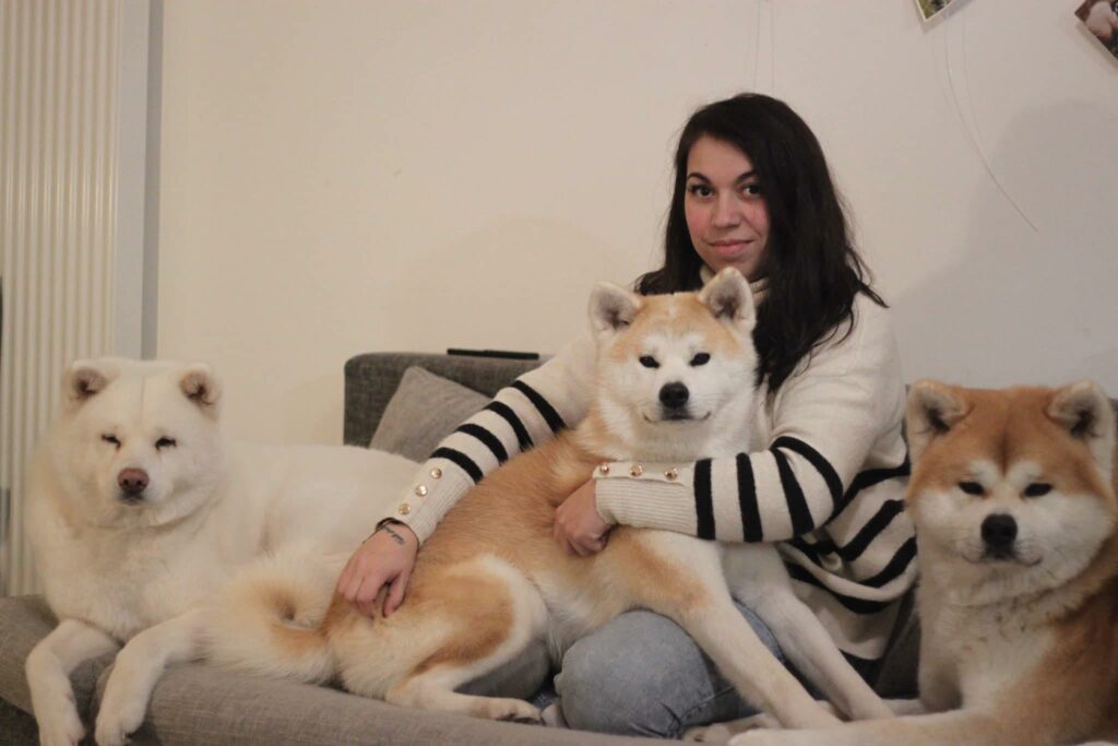 Amandine l'éleveuse avec ses trois akita inu