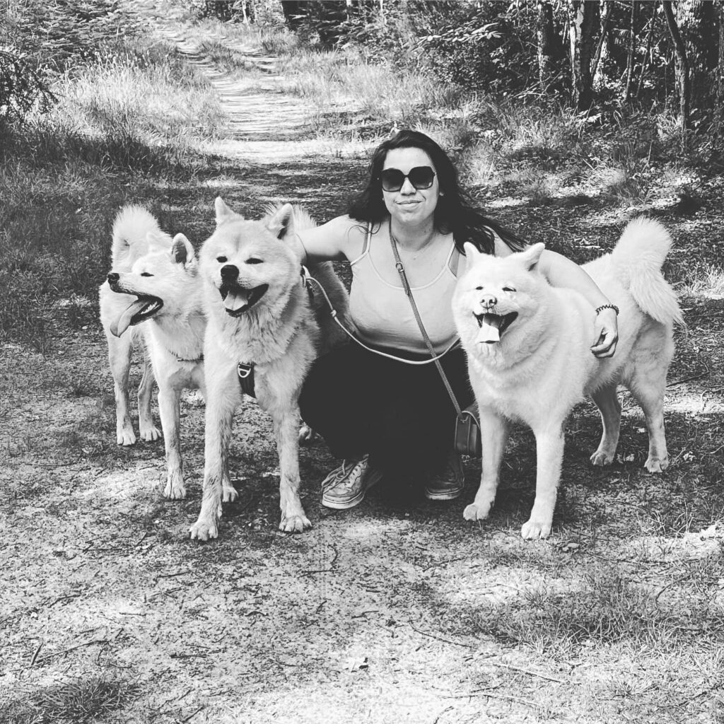 Photo en noir et blanc d'Amandine et ses trois akita inu, Maiko, Tozan, et Ninsei